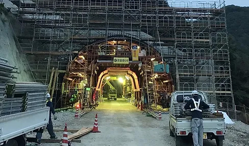 トンネル枠組型枠足場工事